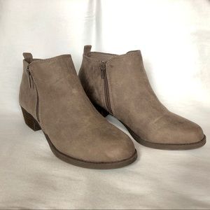 Carlos Brie ankle booties, Tan/beige suede  SZ 9.5